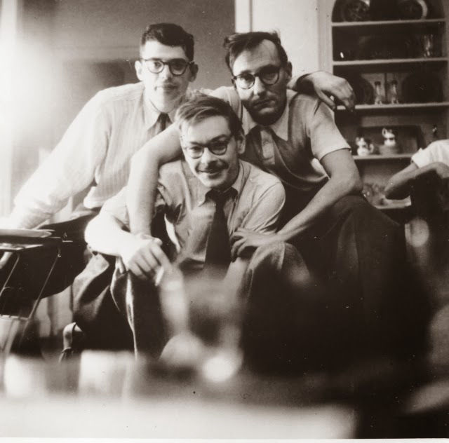 De gauche à droite : Allen Ginsberg, Lucien Carr et William Burroughs à New York City en 1953